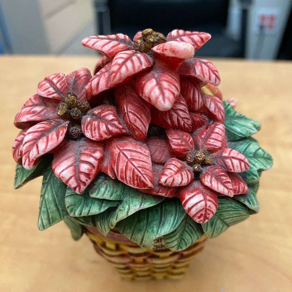 Longaberger colectable Harmony Kingdom Basket Poinsettia figurine